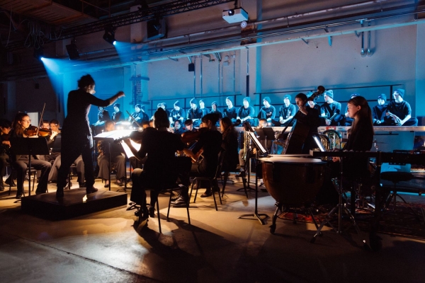 Chemnitz MOVES_Jugendliche von Don Bosco Sachsen auf der B&uuml;hne mit der Jungen Deutschen Philharmonie_Copyright Jakob Anders.jpg
