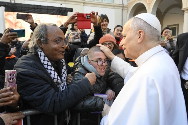 03_Papstbesuch Sacro Cuore_Papst und Kranke_RIS9252.JPG