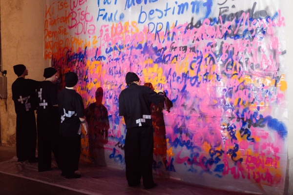 Chemnitz MOVES_Jugendliche spr&uuml;hen Graffiti zu Beginn der Show_Copyright Jakob Anders.jpg