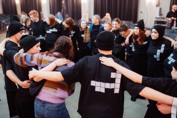 Chemnitz MOVES_Jugendliche von Don Bosco Sachsen und Regisseurin Anna Drescher machen sich vor der Show Mut_Copyright Jakob Anders.jpg