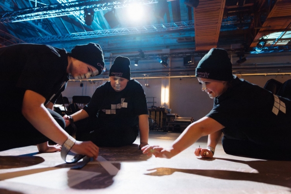 Chemnitz MOVES_Jugendliche schreiben zu Beginn der Show_Copyright Jakob Anders.jpg