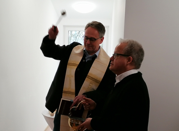 P. Stefan Stöhr segnet die neuen Appartements im Don Bosco Zentrum Regensburg