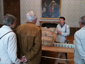 Dr. Amanda Ramm führt Stifter durch die Schlossanlage Schleißheim Dr. Amanda Ramm führt Stifter durch die Schlossanlage Schleißheim