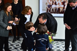 Der Generalobere wird mit Blumen begrüßt