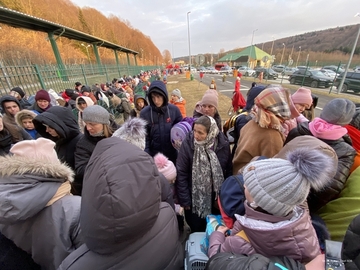 Ukrainer warten an der polnisch-ukrainischen Grenze