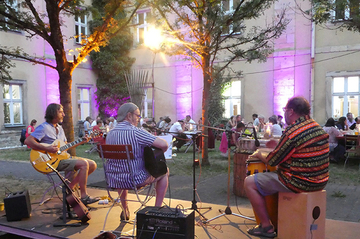 Klimadinner im Innenhof des Klosters Ensdorf