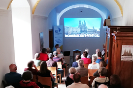 Beim Vortrag im Kloster Ensdorf teilte Franz Bleicher seine persönlichen Erlebnisse und Erfahrungen vom Jakobsweg