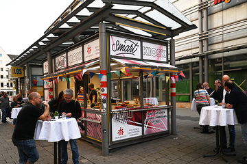 Im Smart Kiosk in der Pfannenschmiedsgasse bietet das Team des Don Bosco Jugendwerks Nürnberg Zugang zu WLAN, PC und Handy-Ladestation 