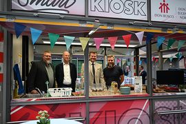 Prof. Frank Sowa (TH Nürnberg), Pater Christian Vahlhaus SDB (Salesianer Don Boscos), Oberbürgermeister Marcus König und Stefan Müller (Don Bosco Jugendwerk Nürnberg) bei der Eröffnung des Smart Kiosk