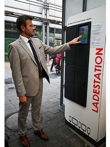 Bei der Eröffnung testete der Nürnberger Oberbürgermeister Marcus König die Handy-Ladestation des Smart Kiosk