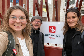 Leonie Böhnke, Thomas Krahe und Teresa Bauer vom Don Bosco Zentrum Regensburg vor dem Don Bosco Logo der Einrichtung in Madrid