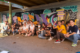Im Rahmen des Graffiti-Workshops bemalten Jugendlichen zusammen mit Künstlern eine Wand im Skulpturenhof des LVR LandesMuseum Bonn