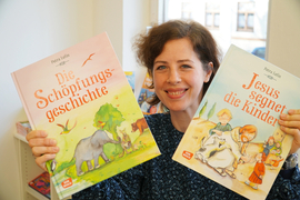Melanie Buschkühl präsentiert zwei religionspädagogische Werke des Verlags 