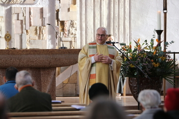 Festprediger P. Axel Bödefeld SJ beim Festgottesdienst in der Kirche St. Wolfgang zum Gedenktag Don Boscos.
