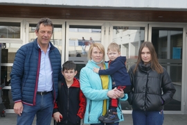 v.l Markus Burri mit geflüchteter Familie aus der Ukraine in Beromünster