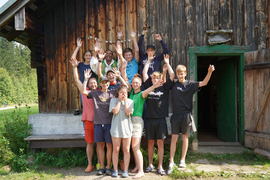Jugendliche verbringen Exerzitien in einer Berghütte