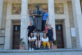 Teilnehmer*innen der Turinfahrt posieren an der Don Bosco Statue