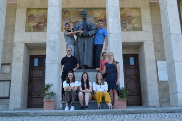 Teilnehmer*innen der Turinfahrt posieren an der Don Bosco Statue