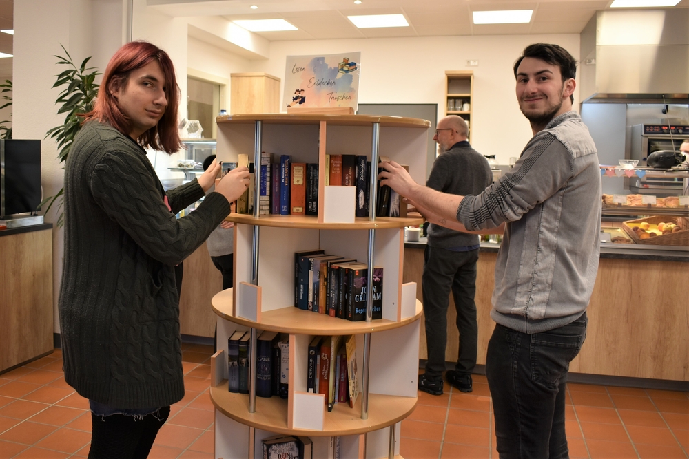Aktenschrank wird zum Buch-Rondell - Don Bosco