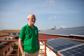Bruder Christof Baum SDB baute in Ghana eine Ausbildungszentrum für Solartechnik auf. 