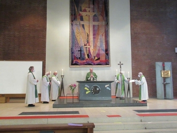Die Salesianer feiern die letzte heilige Messe, bevor die Kirche aufgegeben wird. 