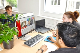 Auszubildende des Caritas-Don Bosco-Bildungszentrums Würzburg testen die neue Website.