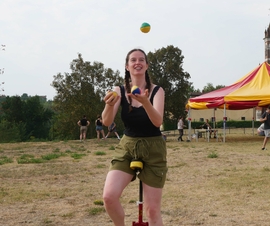 Ein eigens errichtetes Zirkuszelt ist regelmäßiger Treffpunkt zum Jonglieren. 