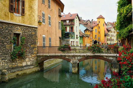 Brücke über dem See in Annecy