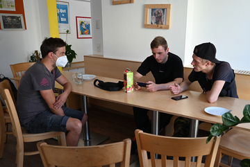 Dawid und weiterer Jugendlicher im Gespräch mit Felix Welz.