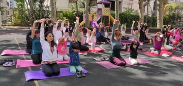 Gemeinsam mit ihren Müttern nahmen die Kinder der EVRIM-Schule an einer Yogastunde im Rahmen eines Schul-Muttertages teil. 