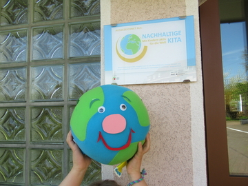 Nachhaltigkeitssiegel an der Eingangstür zur KiTa Don Bosco