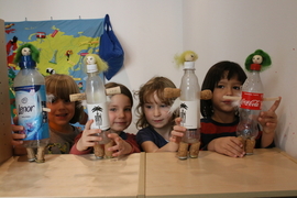 Kinder der Casa Don Bosco München mit selbst gebastelten Flaschenengeln