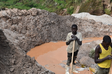 Ein Junge arbeitet in einer Mine in der Nähe von Goma/DR Kongo. 