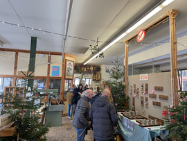 Weihnachtsmarkt 2023 im Jugendhilfezentrum Sannerz mit vielen selbst hergestellten Produkten der Wohngruppen 