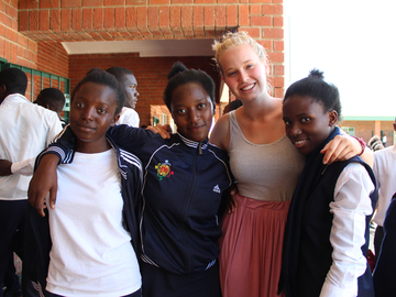 Rosa Patzina mit vier Schülerinnen in Mansa, Sambia